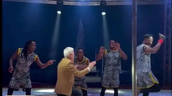 فیلم آواز شاد صادق بوقی با سیاه پوست ها با آهنگ آو آو ! /  چه رقصی  می کنن !