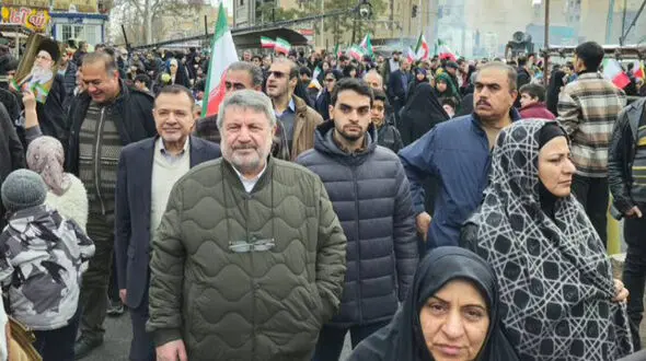 عهد مردم با انقلاب چنان استوار است که فشار دشمنان و مشکلات اقتصادی نمی‌تواند آن را تضعیف کند