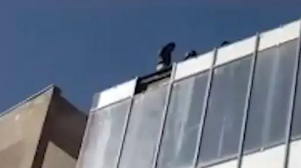 اقدام به خودکشی یک کارگر و دو پسرش در اعتراض به عدم پرداخت حقوق +فیلم 