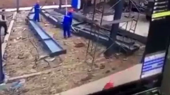 لحظه سقوط مرگبار از بالای داربست + فیلم تکاندهنده