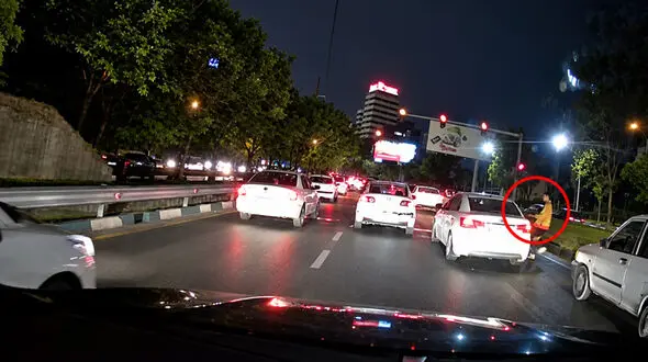 فیلم / موبایل قاپی در ترافیک همت از داخل کیا سراتو / راننده ماشین در حال حرکت را رها کرد و تصادف هم شد