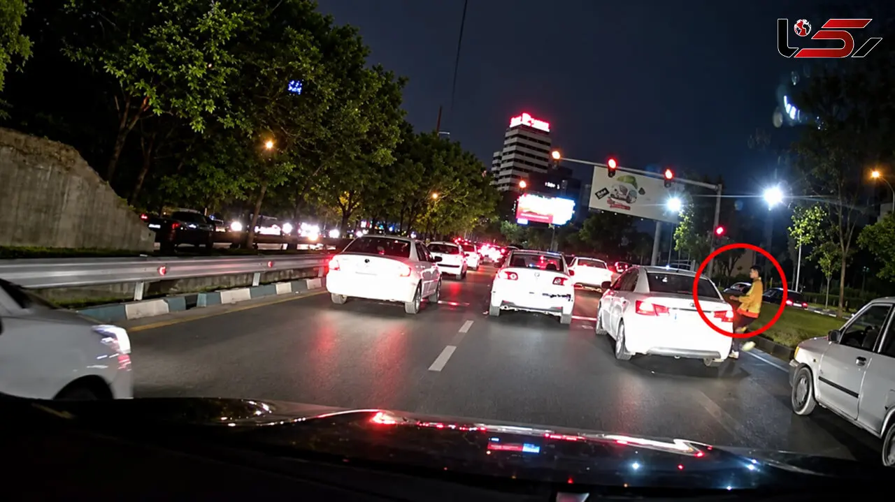 فیلم / موبایل قاپی در ترافیک همت از داخل کیا سراتو / راننده ماشین در حال حرکت را رها کرد و تصادف هم شد