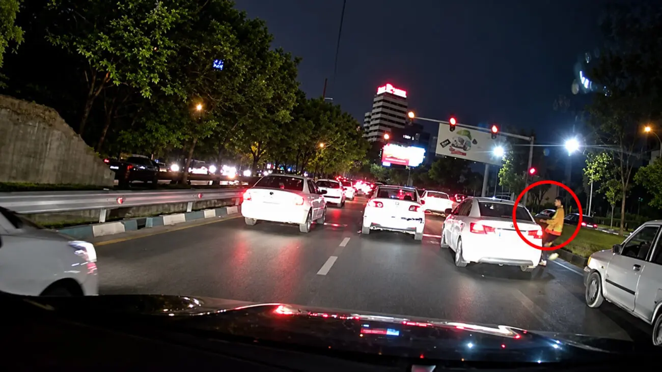 فیلم / موبایل قاپی در ترافیک همت از داخل کیا سراتو / راننده ماشین در حال حرکت را رها کرد و تصادف هم شد