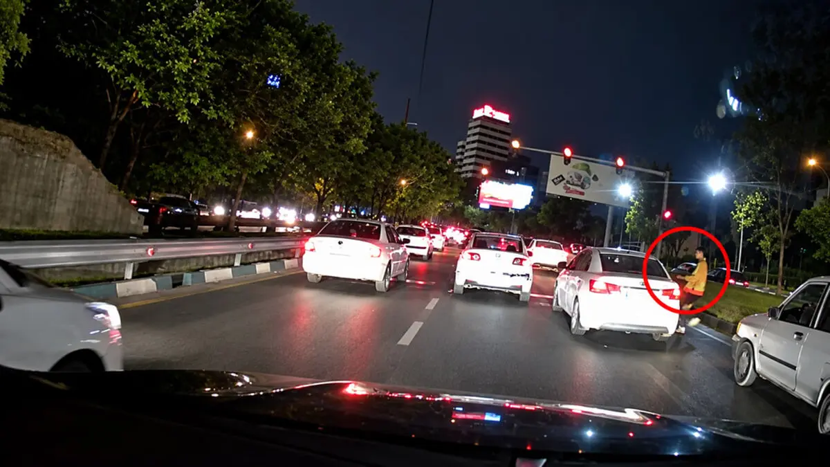 موبایل قاپی در ترافیک همت از داخل کیا سراتو / راننده ماشین در حال حرکت را رها کرد و تصادف هم شد