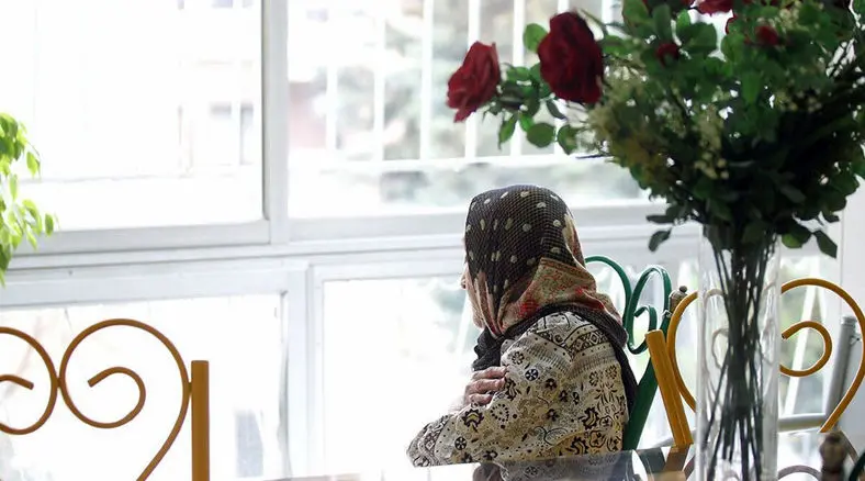 فیلم جگرسوز از پسر و عروسی که مادرش را به خانه سالمندان برد 