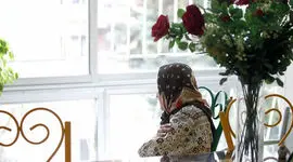 فیلم جگرسوز از پسر و عروسی که مادرش را به خانه سالمندان برد 