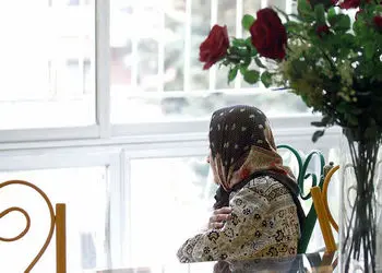 فیلم جگرسوز از پسر و عروسی که مادرش را به خانه سالمندان برد 