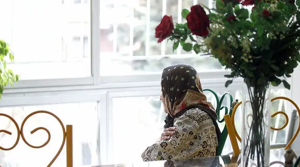 فیلم جگرسوز از پسر و عروسی که مادرش را به خانه سالمندان برد 