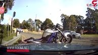 وحشتناکترین تصادف بین موتورسوار و خودروی لوکس + فیلم