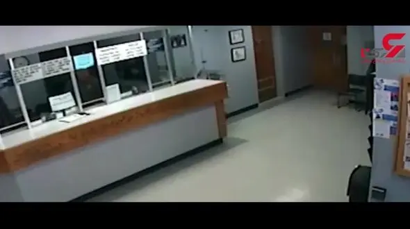 گروگان گیری زن خارجی با وسیله ساطور در اداره پلیس+ فیلم 