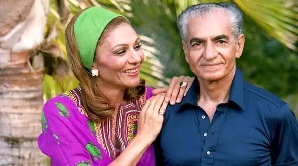 سفر در زمان  / زنان در حال دستبوسی فرح دیبا و پوزخند حضار و شاه پهلوی ../سال 1342