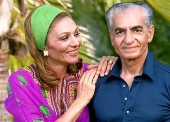 سفر در زمان  / زنان در حال دستبوسی فرح دیبا و پوزخند حضار و شاه پهلوی ../سال 1342