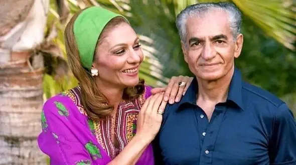 سفر در زمان  / زنان در حال دستبوسی فرح دیبا و پوزخند حضار و شاه پهلوی/سال 1342
