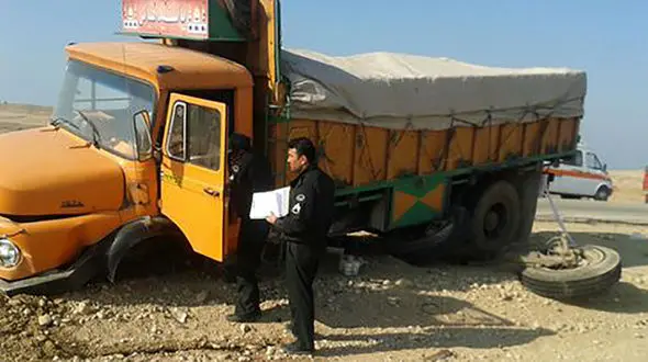 تصادف هولناک 2 کامیون در همدان گردنه دخان را بست