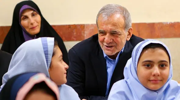 پیامک تبریک رئیس‌جمهور جای عمل به قانون اساسی را نمی‌گیرد / گسترش مدارس غیردولتی نقض آشکار اصل سی‌ام قانون اساسی است