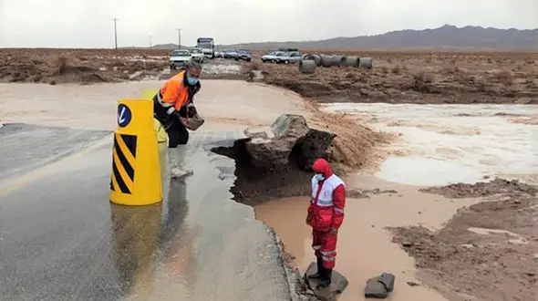 24 ساعت تلاش نفسگیر برای زنده ماندن 54 زن و مرد گرفتار سیلاب / در بیرجند رخ داد 