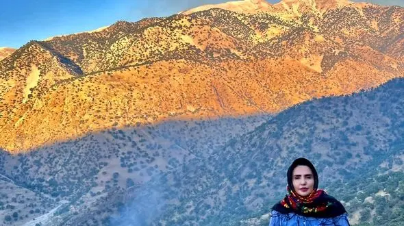 زنان به دل آتش جنگل های ثلاث باباجانی زدند/ راشین رستمی: مردم با هزینه شخصی دستگاه‎ دمنده تهیه کرده و به نبرد با شعله های آتش آمدند + فیلم