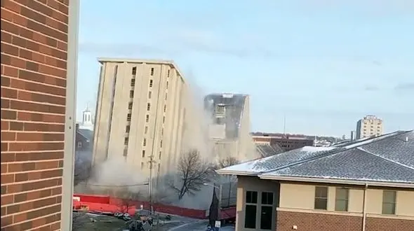 ناپدید شدن یک ساختمان 12 طبقه در 30 ثانیه + فیلم