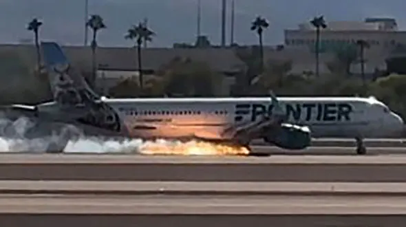 فیلم آتش گرفتن هواپیمای مسافربری در باند فرودگاه  