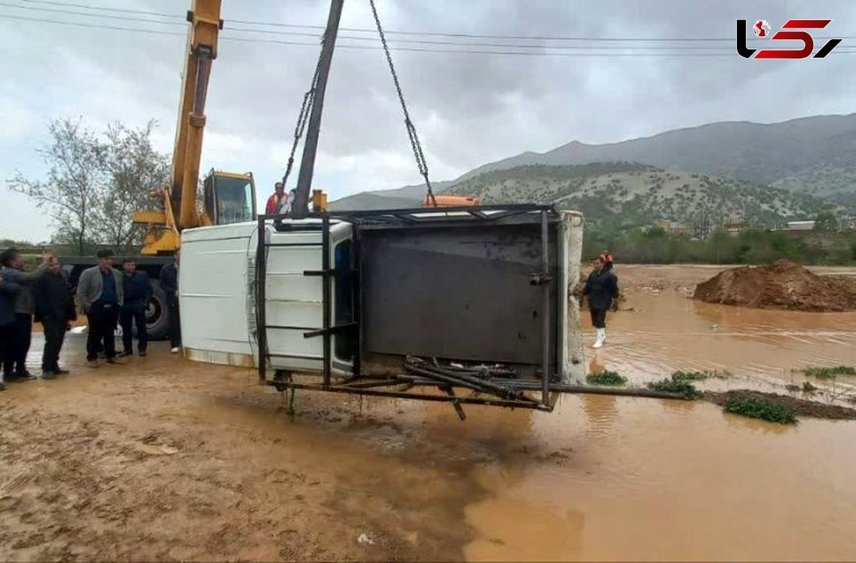 سقوط خودروی وانت به رودخانه در روستای قلابردی