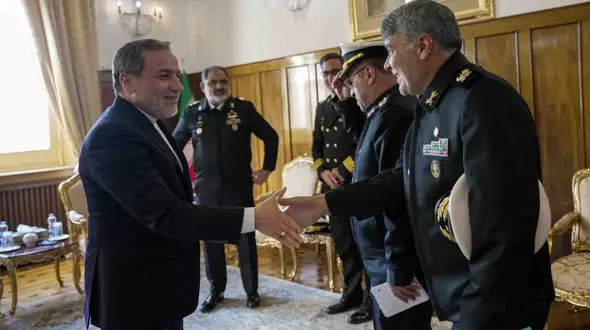 دیدار عراقچی با فرمانده نیروی دریایی