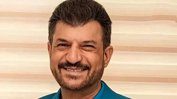 فیلم/ آوازخوانی محمود شهریاری با عشوه و طنازی و آهنگ حمیرا / ابوطالب از خنده منفجر شد