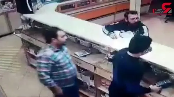 فیلم لحظه حمله مسلحانه معتاد قمه کش به داروخانه / او متادون می خواست!