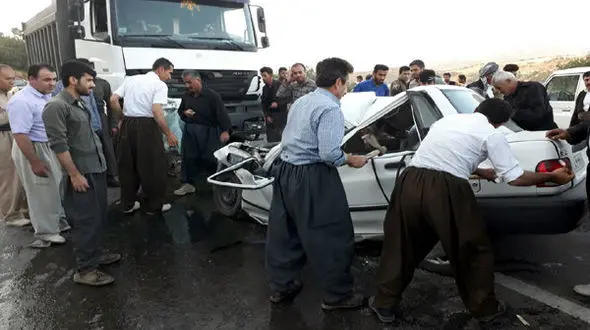 تصادف زنجیره ای 5 خودرو در باغ بهادران  اصفهان / 18 زن و مرد و کودک مصدوم شدند