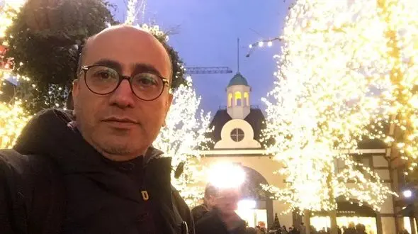 کردی خوانی عارف لرستانی بر مزار ابوالقاسم لاهوتی در مسکو +فیلم