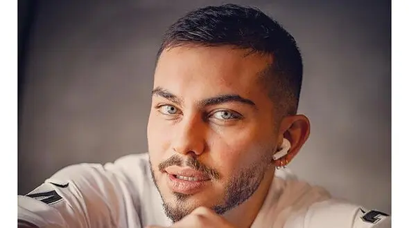 عکس بدن نیمه برهنه زیباترین بازیگر چشم رنگی ایران / ارسلان قاسمی رخ نمایی کرد !