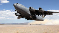 فیلم/ فرود حیرت انگیز هواپیمای ترابری C-17 ارتش وسط بیابان از نمایی خارق العاده 