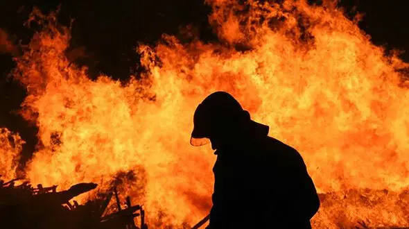 آتش سوزی 5 منزل مسکونی، کارگاه نجاری و خودرو / در سریع ترین زمان ممکن اطفا شد