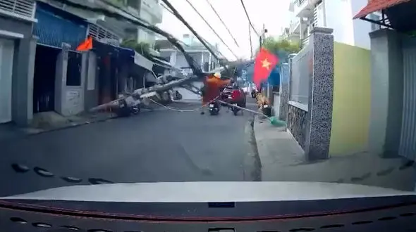 فیلم افتادن دکل برق روی کارمند اداره برق / بی احتیاطی یا خوش شانسی