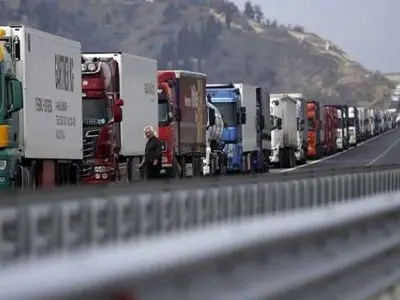 تکرار سرگردانی کامیونداران در مرزها / رانندگان ایرانی قربانی بروکراسی مرزی از دوغارون تا ازبکستان