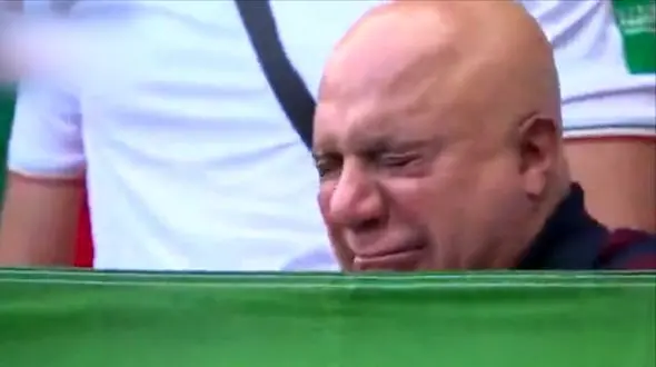 تصاویر خبرساز یک زن و مرد ایرانی هنگام پخش سرود ملی ایران در جام جهانی قطر + فیلم