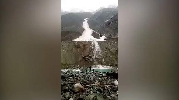 فیلم ریزش گسترده بهمن از یخچال طبیعی