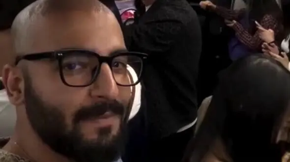 فیلم آواز باشکوه  پسر ایرانی در مترو چین ! /  با آهنگ سلطان قلبها دل چینی ها را برد !