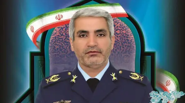 ادای احترام نظامی دختر شهید خلبان مصطفوی به تابوت پدرش ! / همه منقلب شدند !