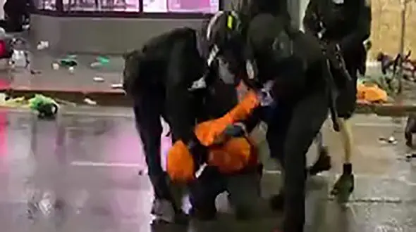 بازداشت یک معترض آمریکایی به شیوه جورج فلوید + فیلم 