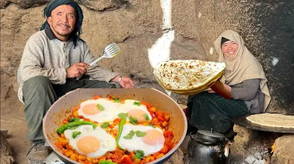 غذای روستایی در افغانستان؛ طرز تهیه نان و املت گوجه پیازی در دل غار / فیلم