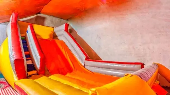 ببینید / لحظه بسیار تلخ جان باختن یک بچه هنگام بازی روی قلعه بادی + فیلم