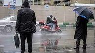 ببینید/ اقدام زیبای یک سرباز در روز بارانی تهران برای عبور عابران + فیلم