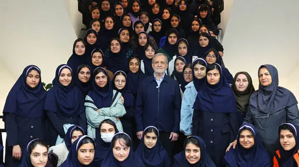 پزشکیان :  هدف ما تربیت دانش‌آموزان تک‌بعدی نیست/ نقش هوش مصنوعی وکارگاه‌های مهارت‌افزایی در فضاهای آموزشی نوین 