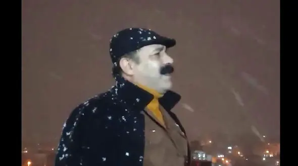 فیلم آواز جانسوز کردی زیر بارش برف ! / این مرد دلها را کباب کرد !