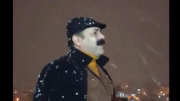 فیلم آواز جانسوز کردی زیر بارش برف ! / این مرد دلها را کباب کرد !