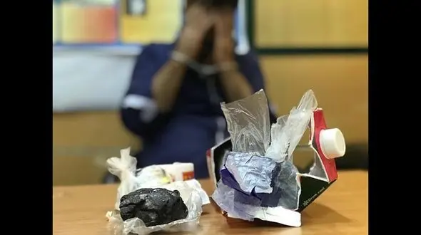 بازداشت مرد مشکوک در متروی تهران / او دو بسته مشکوک همراه داشت + عکس