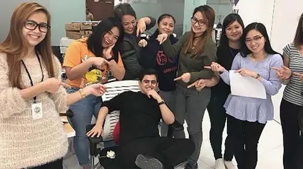 عکس عجیب مجری مشهور تلویزیون ایران در محاصره دختران بی حجاب در دوبی + عکس