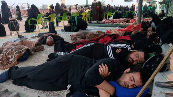  تصویر آقا زاده‌ای که بر زمین خالی خوابیده+عکس 