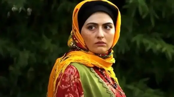 عکس/ چهرۀ «انیس» سریال سوجان با چادرنماز در مسجد نصیرالملک شیراز