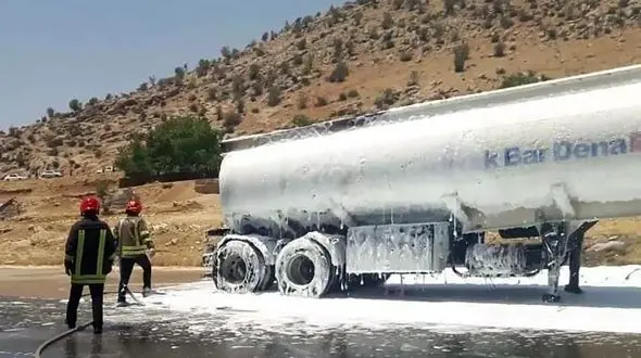 پیشگیری از حادثه آتش سوزی تانکر حامل بنزین در یاسوج +ذ عکس ها